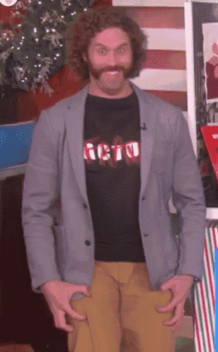 a man with a beard is wearing a shirt that says retto on it