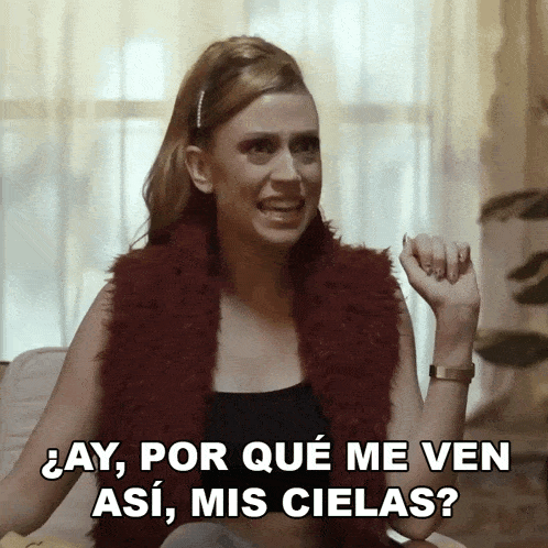 a woman wearing a fur vest says " ay por que me ven así mis cielas "