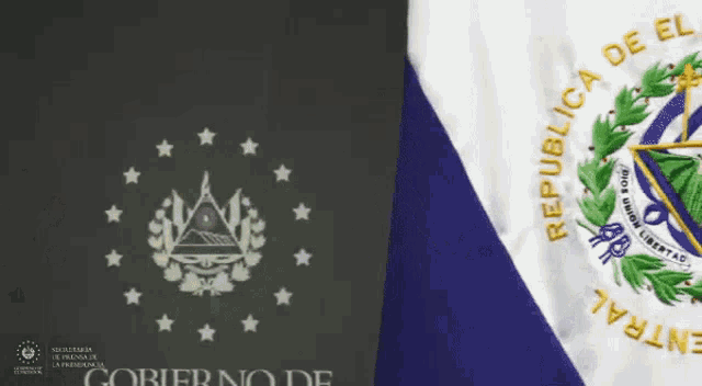 a blue and white flag with republica de el salvador written on it