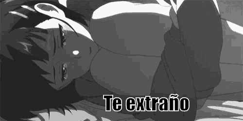 a black and white drawing of a girl laying on a bed with the words te extraño written on the bottom