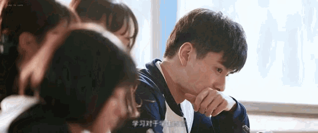 심월 호일천 치아문 치아문단순적소미호 학교 학생 교복 졸기 쳐다보기 GIF - Shen Yue Hu Yitian Doze Off GIFs