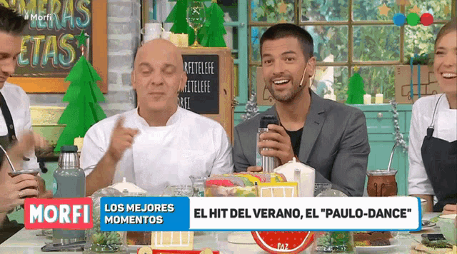 a group of people sitting at a table with a sign that says ' morfi los mejores momentos '