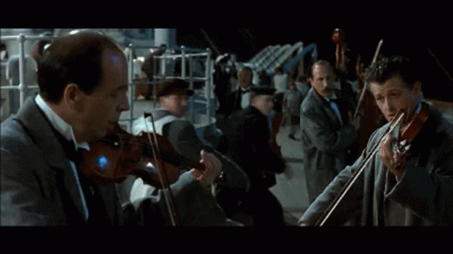 Грустная скрипка мем. Музыканты Титаник 1997. Музыканты на Титанике. Оркестр на Титанике. Музыканты из Титаника.