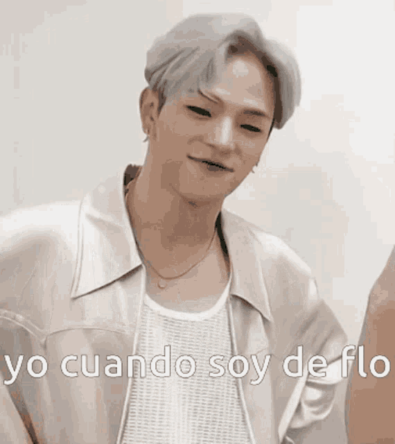 a young man with gray hair is smiling and says yo cuando soy de flo .