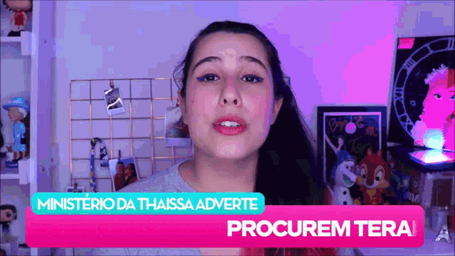 a woman stands in front of a sign that says ministerio da thassa adverte procurem tera