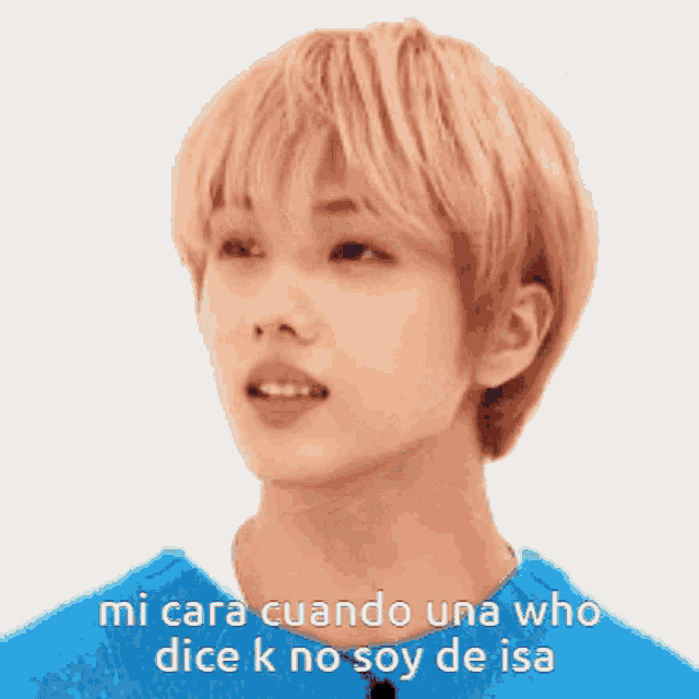 a young man with blonde hair is wearing a blue shirt and says mi cara cuando una who dice k no soy de isa .