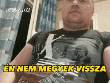 a man is wearing a shirt that says " en nem megyek vissza "