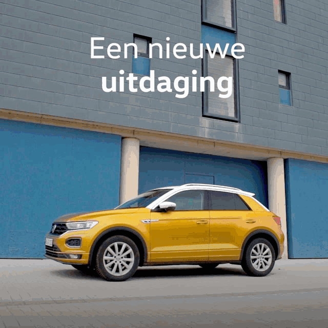 a yellow car is parked in front of a blue building with een nieuwe uitdaging written above it