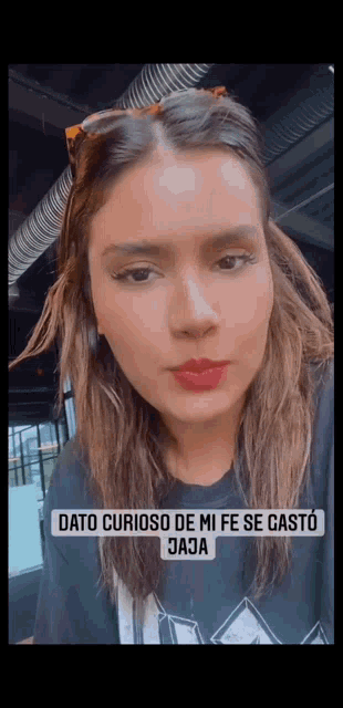 a close up of a woman 's face with the words " dato curioso de mi fe se gasto jaja "