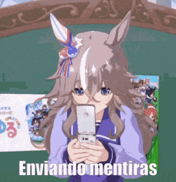 a cartoon girl holding a cell phone with the words enviando mentiras written below her