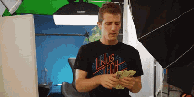 Linus Tech Tips Money GIF - Linus Tech Tips Money Cash GIFs