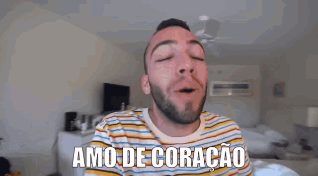 a man with a striped shirt says amo de coracao