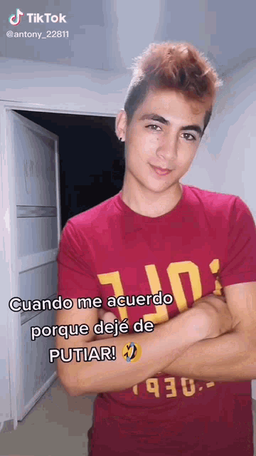 a young man wearing a red shirt that says ' cuando me acuerdo porque deje de putiar '