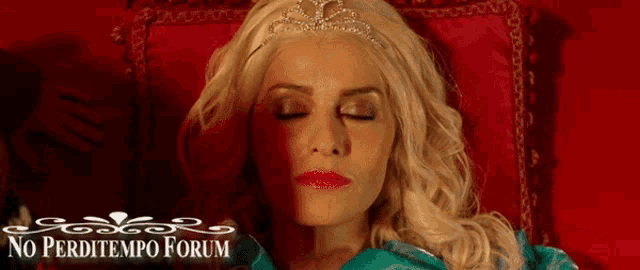a woman with blonde hair and a tiara on her head is laying down with her eyes closed and the words no perditempo forum below her