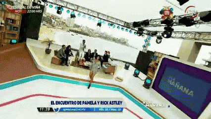 a television screen shows a news report about el encuentro de pamela y rick astley