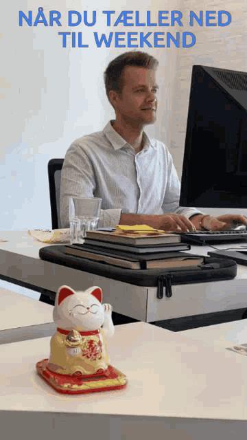 a man sits at a desk in front of a computer with the words " nar du taller ned til weekend "