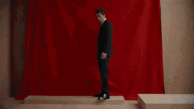 a blurry picture of a man sitting on the floor