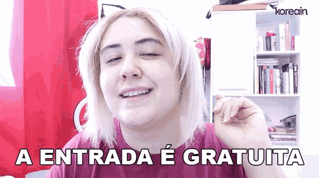 a woman says a entrada e gratuita in a video