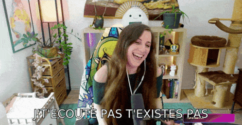 a woman sitting in a chair with the words jt ecoute pas t'existes pas written on the bottom