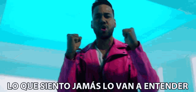 a man in a pink jacket with his fist in the air and the words lo que siento jamas lo van a entender above him