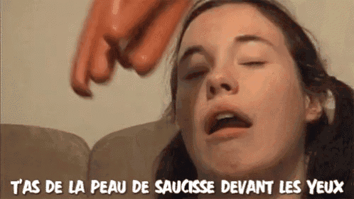 a close up of a woman 's face with a caption that says t'as de la peau de saucisse