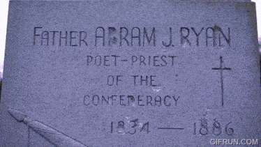 a large stone with the words site of jefferson davis monument written on it