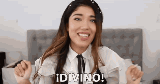 a woman in a white shirt and tie says divino in spanish