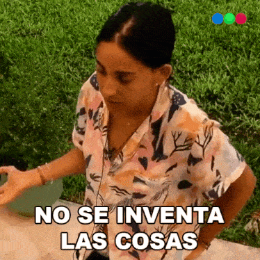 a woman says no se inventa las cosas while standing outside