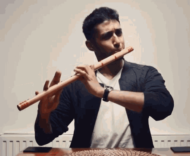 Человек с флейтой. Игра на флейте. Флейтист гифка. Фотосессия с флейтой. Playing flute