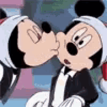 Kiss Kissing GIF - Kiss Kissing Mickey Mouse GIFs