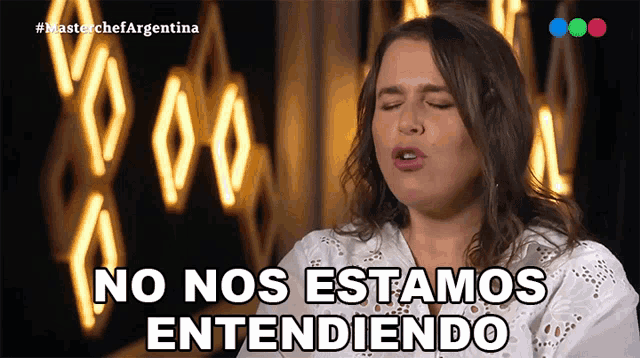 a woman says no nos estamos entendiendo in front of neon lights