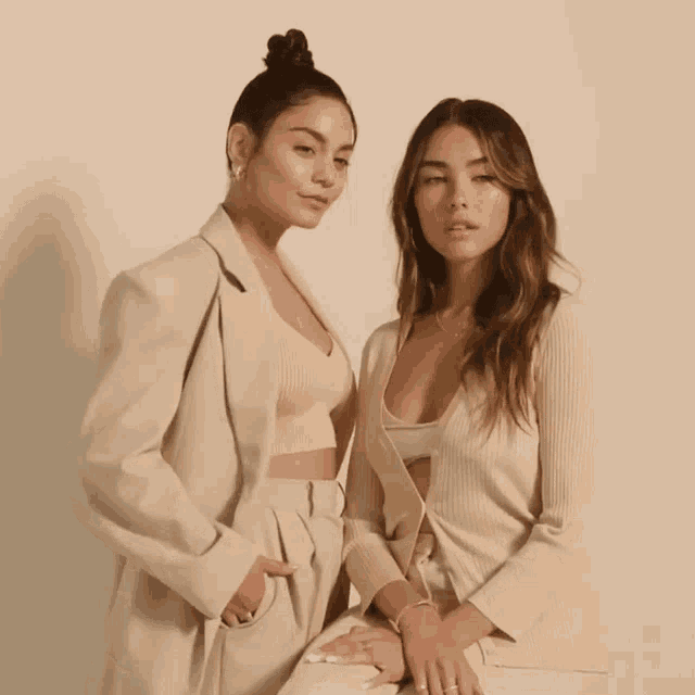 Pose Vanessa Hudgens GIF - Pose Vanessa Hudgens Madison Beer GIFs