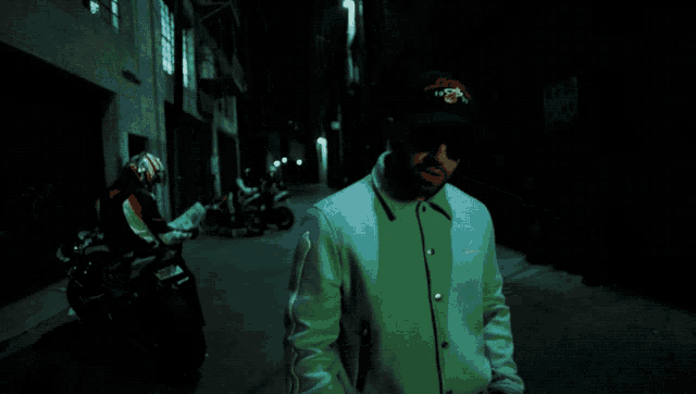 a man in a white jacket stands in a dark alleyway next to a sign that says no parking