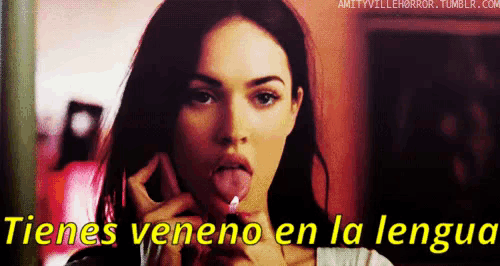 a woman is sticking her tongue out with the words tienes veneno en la lengua written below her