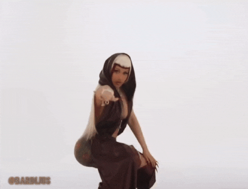 a woman with a scarf around her head has the hashtag #cardijus on the bottom