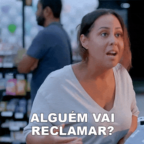 a woman says alguem vai reclamar in a store