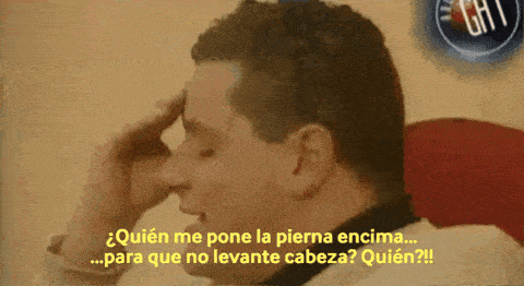 a man holds his hand to his forehead with the words quien me pone la pierna encima para que no levante cabeza quien