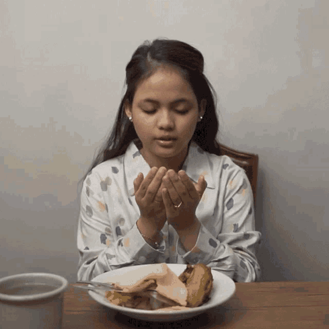 Berdoa Sebelum Makan Putri GIF