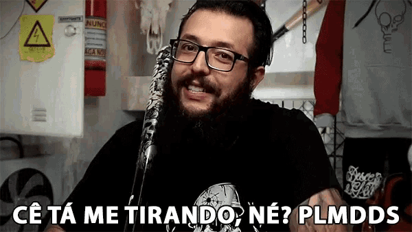 a man with glasses and a beard says " ce ta me tirando ne "