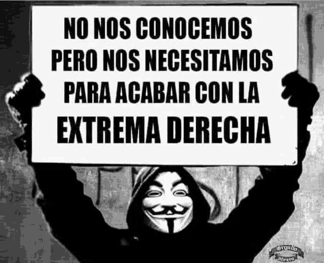 a man wearing a mask is holding a sign that says no nos conocemos pero nos necesitamos para acabar con la extrema derecha