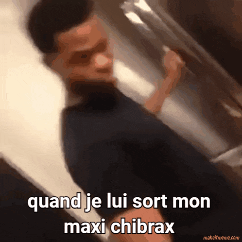 a blurry picture of a man with the words quand je lui sort mon maxi chibrax on the bottom
