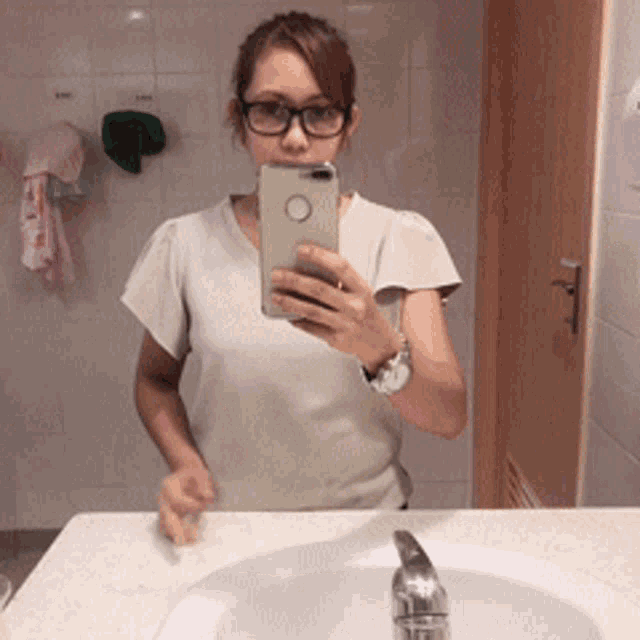Mirror Selfie Middle Finger GIF - Mirror Selfie Middle Finger Selfie GIFs