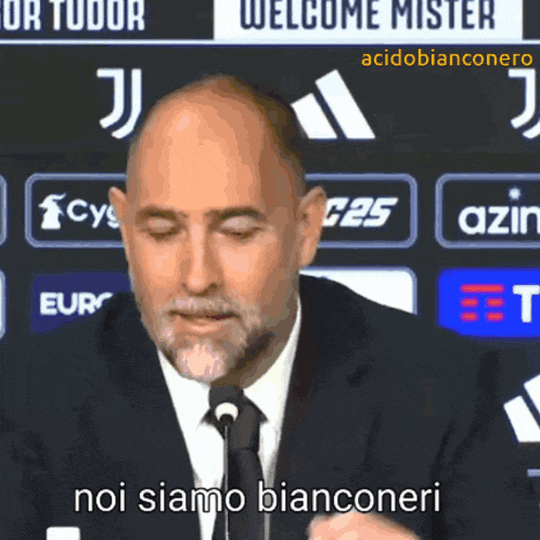 a man speaking into a microphone with the words noi siamo bianconeri written below him