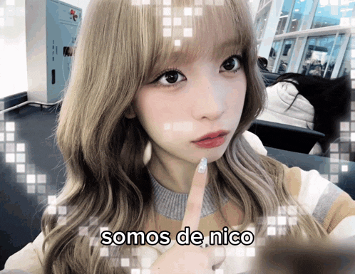 a picture of a girl with blonde hair and the words somos de nico above her
