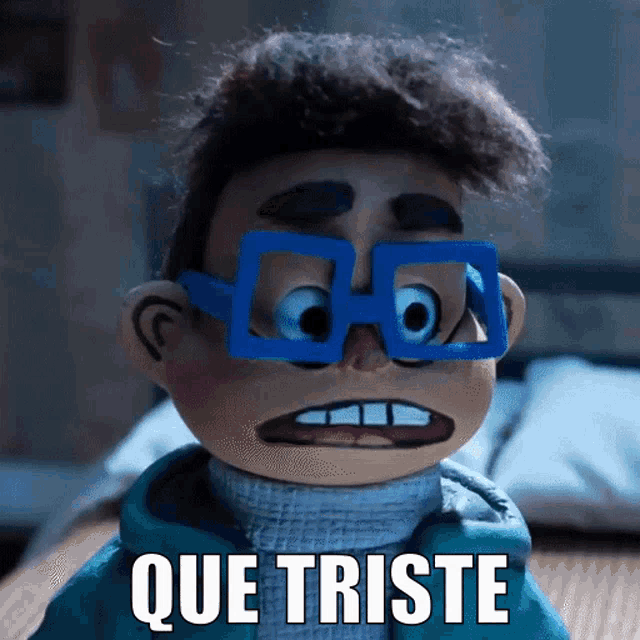 a cartoon character wearing glasses and the words que triste behind him