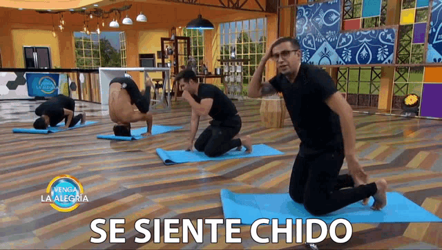 a man kneeling on a yoga mat with se siente chido written on the bottom