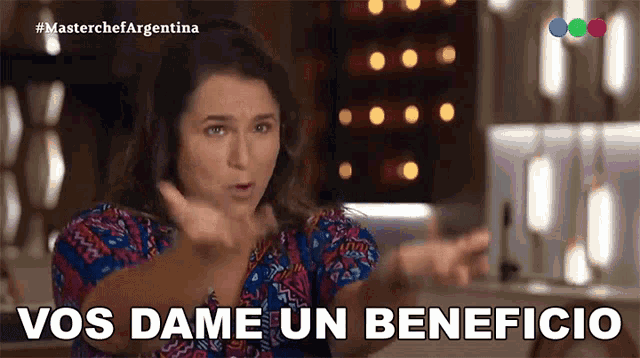a woman says " vos dame un beneficio " while pointing