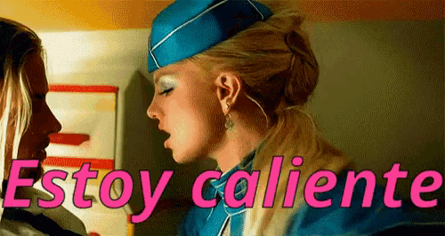 a woman in a blue hat is kissing another woman and the words estoy caliente are visible