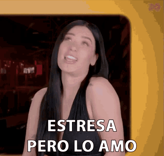 a woman in a black dress says estresa pero lo amo in spanish
