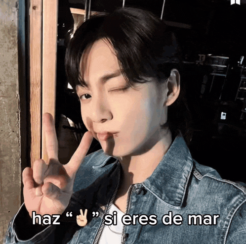 a young man in a denim jacket giving a peace sign with the words haz si eres de mar written below him